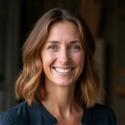 Portrett av Ingrid Bjørnstad, master snekker hos Larvikitt Design